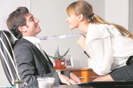 glavna-stockphotobusinesswomanisseducingherbossatoffice77282254.jpg