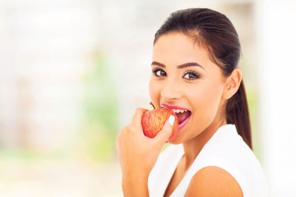 glavna-jabuka--stockphotobeautifulyoungwomaneatinganapple133806461.jpg