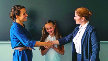 glavna-stockphototheteachershakeshandswiththemotheroftheschoolgirlstandingattheblackboard2342007295.jpg