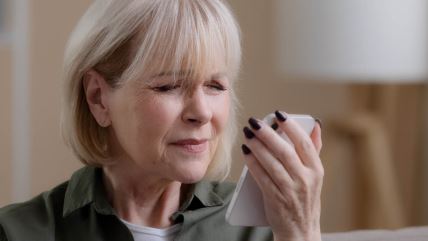 citanje-poruka-na-mobilnom-telefonu--stockphotocloseupoldladymatureagedfemalegrandmothercaucasianretiredwomanlookingatphonescreen2187812673.jpg