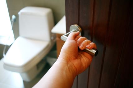 kvake-na-toaletima--stockphotohandopenorclosedoorofthetoiletroom1213380499.jpg