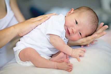 pomozote-bebi-da-podrigne--stockphotoamotherburpinghernewbornbabyafterfeedingmilkrubbingandpattingtheback2273536827.jpg