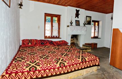 spavaca-soba-s-kamenim-krevetom-i-kaminom--stockphotoholykipinasmonasterygreecebedroomwithstonebedandfireplaceinholykipinas1563713377.jpg