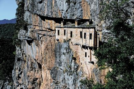 glavna--manastir-je-bukvalno-na-litici-stene---stockphotothehistorickipinamonasterythcenturybuiltonacliffofthetzoumerkamountainsinepirus1619998201.jpg