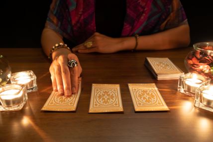 Žena drži okrenute tarot karte