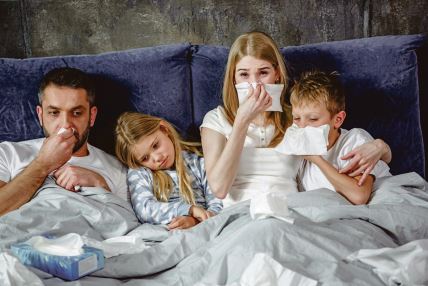 glavna--stockphotofamilyoffourhasaflueandlyingonbedtogether570823792.jpg