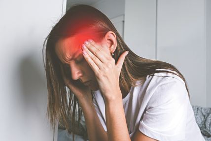 glavna--stockphotoyoungwomantouchinghertemplesandsufferingfromheadpainheadacheormigraine2115156200.jpg
