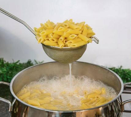 uvek-savrsena-testenina--stockphotocookingpastapourthepennepastaintoametalpotofboilingwaterboiledpenneonasteel2111085737.jpg