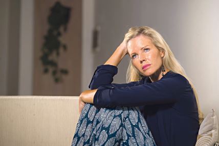 glavna--stockphotosdepressedandanxiousbeautifulblondewomansufferingdepressionfeelingfrustratedandlonely1191113053.jpg