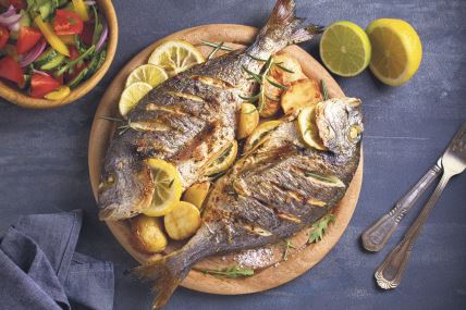 riba--stockphotoroastedfishandpotatoesservedonwoodentrayoverheadhorizontalimage1396894358.jpg