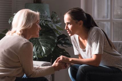 savetovati-samo-ako-traze----stockphotosideviewtwogenerationsmatureyearsoldmotherandmillennialgrownupdaughtersitting1653376609.jpg