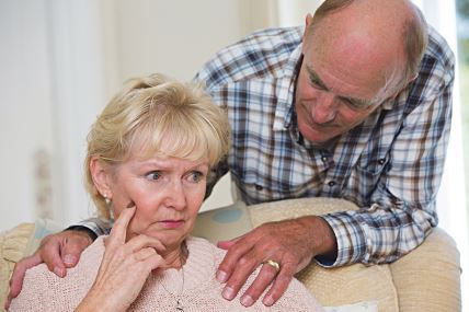 dodir-podrske-je-vazan--stockphotomancomfortingseniorwomanwithdepression337113296.jpg