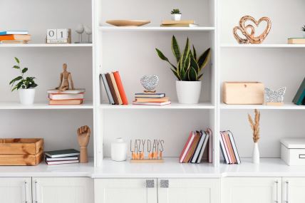 glavna--stockphotoshelfunitwithbeautifuldecorinroom2140213953.jpg