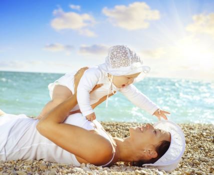 mama-i-beba-na-plazi-shutterstock.jpg