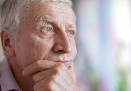 Portret starijeg čoveka zagledanog u daljinu