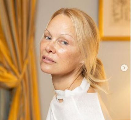 pamela-anderson-sa-skupljenom-kosom-u-beloj-bluzi