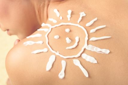 mitovi-o-suncanju--stockphotowomanwithsunshapedsuncream89644102.jpg