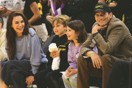 Ešton Kučer i Mila Kunis sa decom