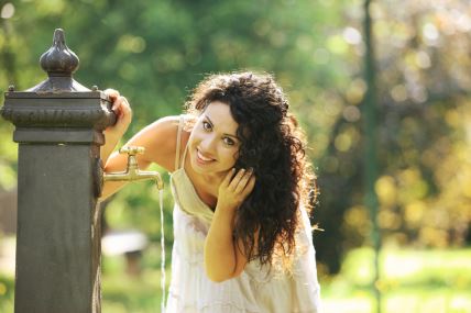 devojka-na-cesmi-shutterstock.jpg