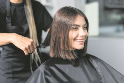 glavna--stockphotoclientsatisfactioncheerfulwomanwithshortbrunettehairsittinginhairdressingcapeinbeauty2317963787.jpg