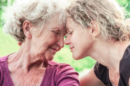 sad-je-red-na-vas--stockphotoelderlymotheranddaughterfacetoface730675801.jpg