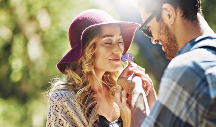 glavna--stockphotosmellthiscroppedshotofanaffectionateyoungcoupleduringahike2145547899.jpg