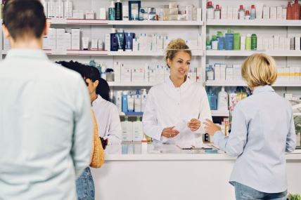 uzimate-aspirin-bez-dogovora-sa-lekarom---stockphotoportraitofconfidentfemalepharmacistworkinginadrugstoreandtalkingwithaseniorpatient2375839797.jpg