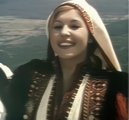 Esma Redžepova, snimak tokom izvođenja pesme