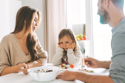 11.--ako-nece-nece--stockphotoyoungfamilyhaslunchattableinbrightkitchenathomethedaughterdoesnotwanttoeatand2024076911.jpg