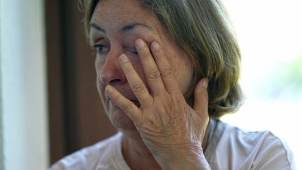Starija žena plače