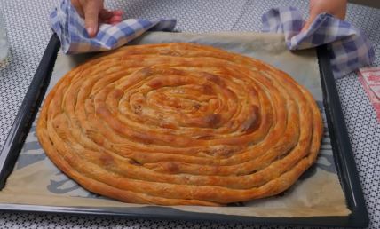 20241203-10-39-26pita-sa-mesom-bez-klasicnog-razvlacenja-testa--dva-nova-trika-koja-morate-proba.jpg