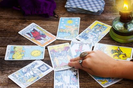 Žena gleda tarot karte