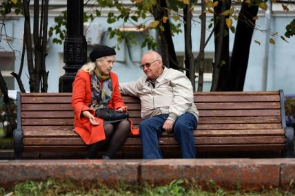 Stariji par u parku