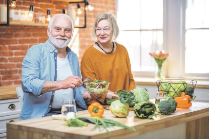 glavna--stockphotocheerfulseniorcoupleeatingsaladstandingtogetherwithhealthyfoodonthekitchenathome1361709536.jpg
