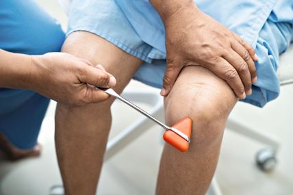 glavna--stockphotodoctorneurologisttestingreflexkneewithhammerandshowasianseniorscarssurgicaltotalknee2487596085.jpg