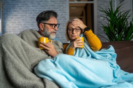glavna--stockphotodissatisfiedseniorcouplehavingproblemwithcentralheatingsittingonsofaathomefreezing2405190629.jpg