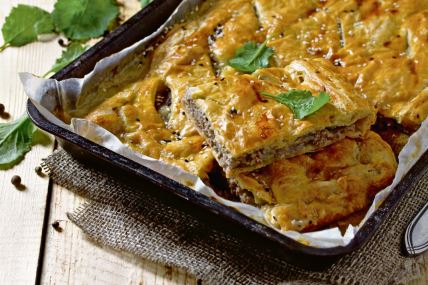 stockphotopiewithmeatmincedmeatandpuffpastryonthetableinarusticstyle452670127.jpg
