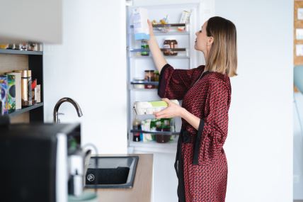 glavna--stockphotohungrywomanlookingforfoodinthefridgeathomebutdonthavemuchtherewhitekitchen2126726420.jpg