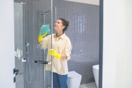 stockphotoyoungwomancleaningthesahowercabinandlookinginvolved2154616999.jpg