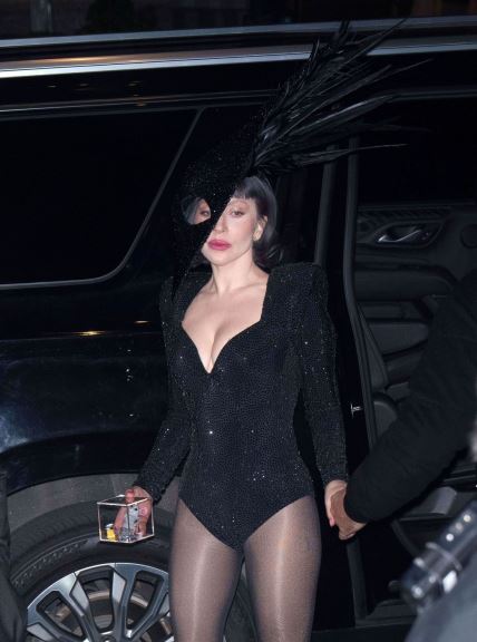 Lejdi Gaga izlazi iz automobila