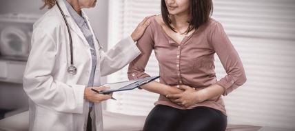 kad-potraziti-lekarsku-pomoc--stockphotopatientsufferingfromstomachachewhileconsultingdoctorinclinic1231947787.jpg
