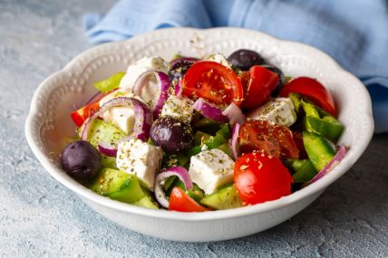 Grčka salata u tanjiru sa feta sirom i maslinama