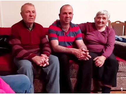 Mlađan sa ocem i majkom