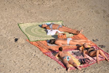Devojke leže na plaži
