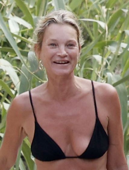 Kejt Mos u bikiniju i šorcu bez šminke na licu