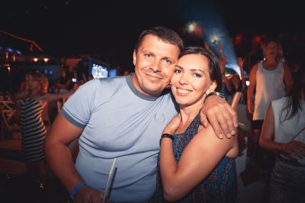 Dečko i devojka u klubu