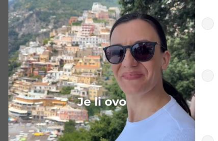 Devojka se slikala u Makarskoj