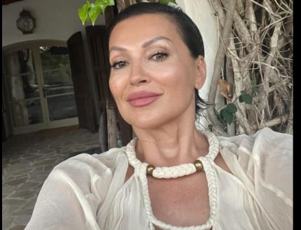 Nina Badrić na letovanju u bež tunici