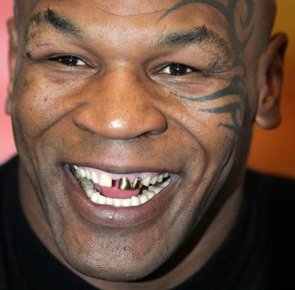 Majk Tajson nasmejan sa zlatnim zubima i tetovažom na licu