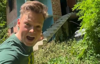 Tiktoker poznat kao Amerikanac pokazuje svoju kuću kupljenu za 5000 evra